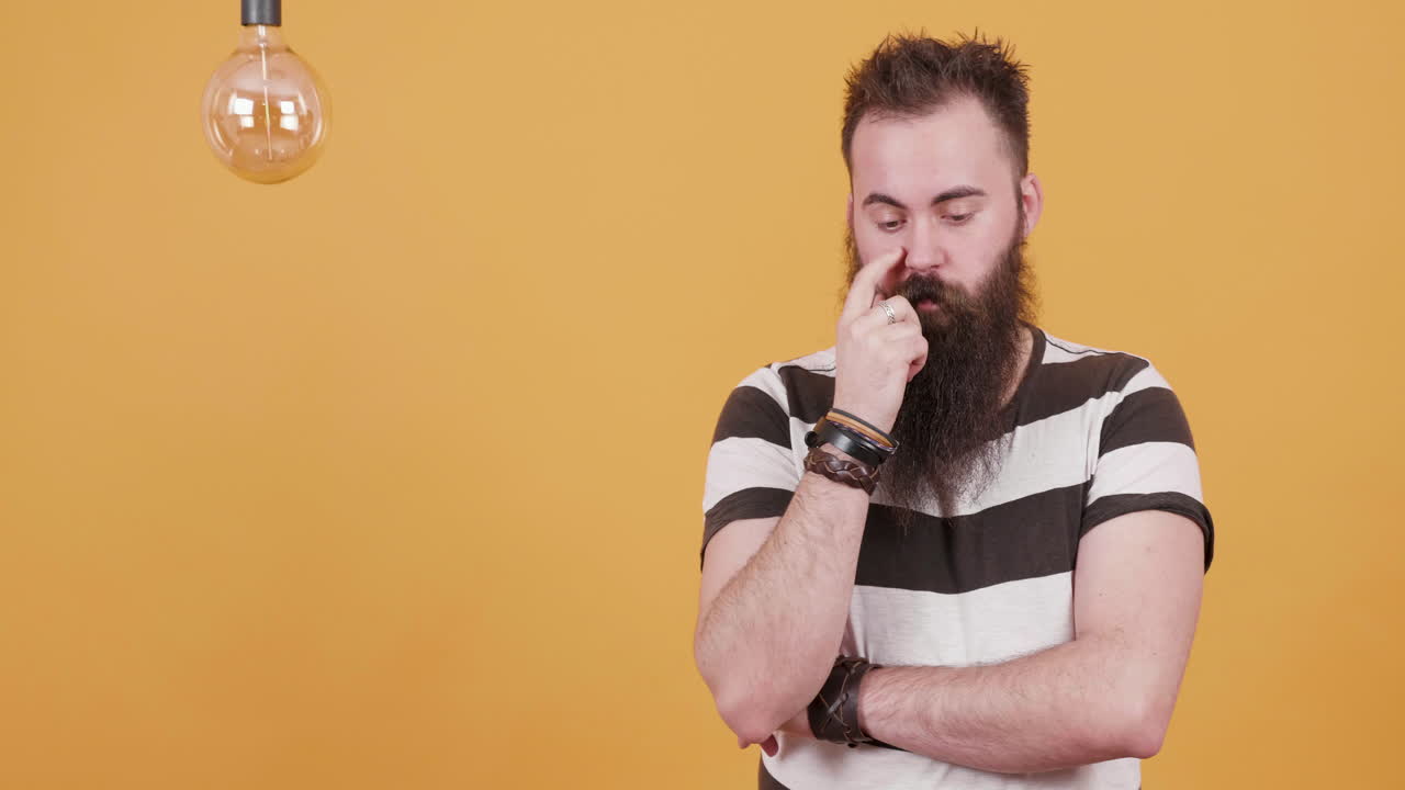 Uomo con la barba che pensa