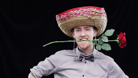 hombre vaquero bailando con rosa roja día de san valentín cámara lenta de la fiesta cabina de fotos