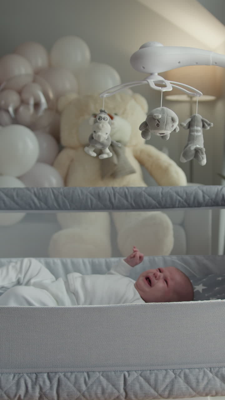 Primo piano del viso di un bambino che mostra lineamenti delicati e un'espressione innocente, perfetto per temi di tenerezza