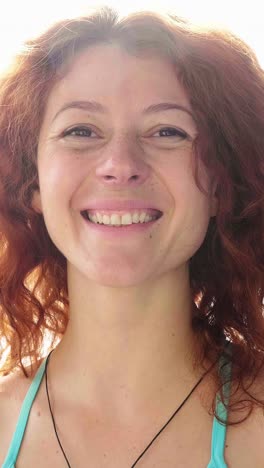 una mujer feliz sonriendo.