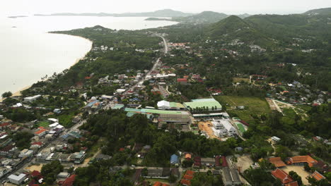 foto aérea de las aves de la aldea de mae nam en la costa de koh samui, tailandia