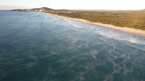 Coolum-Beach-Mit-Meeresnebel-In-Queensland-–-Atemberaubendes-Küstenparadies-In-Australien-Mit-Goldenem-Sand-Und-Azurblauem-Wasser