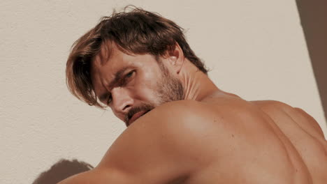 hombre posando al aire libre
