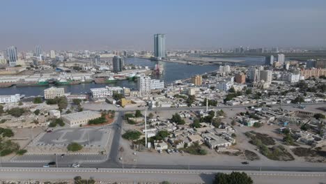 vista aérea de la ciudad vieja y nueva de los emiratos ras al khaimah, desarrollo en los emiratos árabes unidos