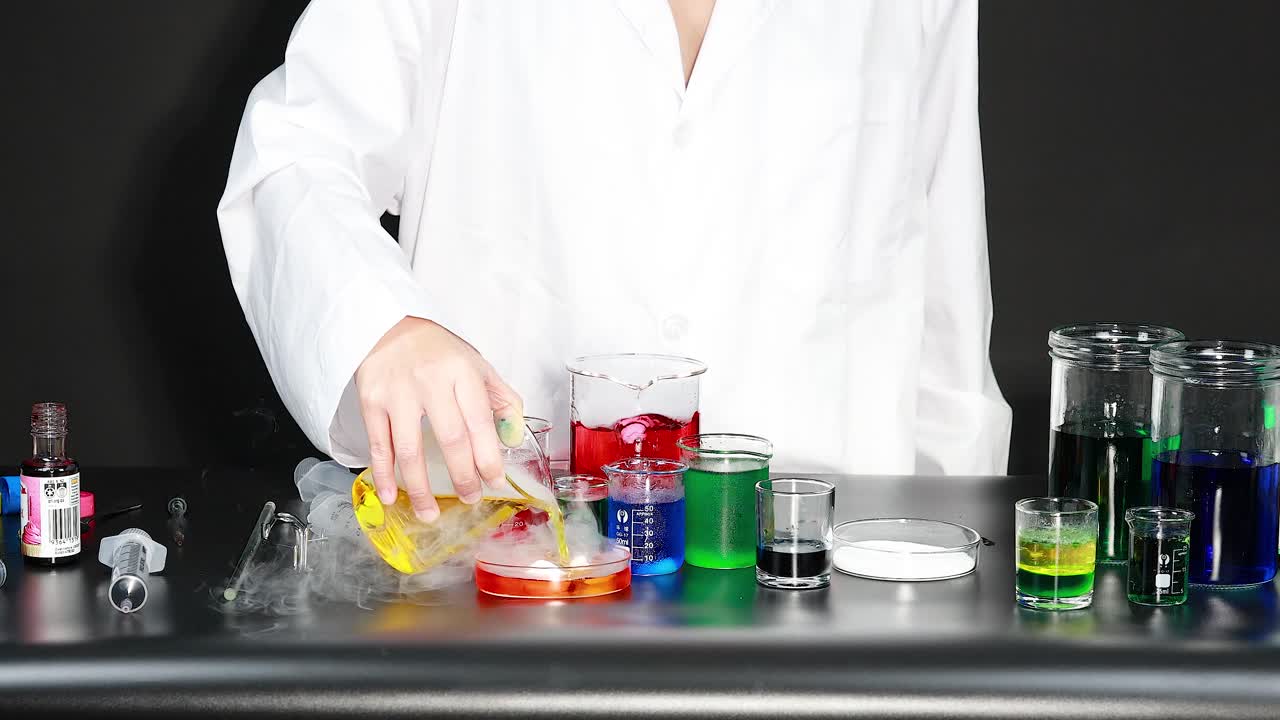 científico mezclando líquidos de colores en un entorno de laboratorio