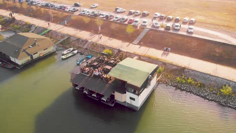 Restaurante-De-Casa-De-Madera-En-El-Río-Danubio-En-Un-Día-Soleado-De-Otoño