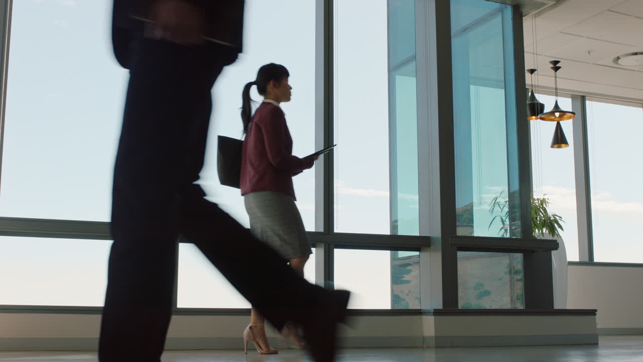 스마트폰을 사용하는 아시아 사업가 여성, 사무실에서 걸어서 문자 메시지를 보내고, 성공한 여성 경영자, 휴대 전화로 이메일을 확인하고, 직장에 도착합니다.