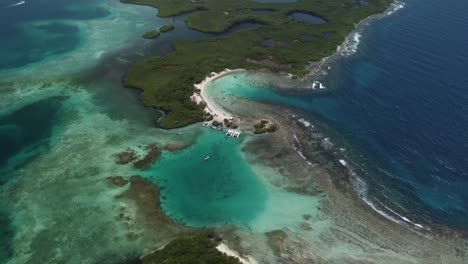 Toma-Aérea-De-Boca-Seca-Key,-Ubicada-En-El-Parque-Nacional-Morrocoy-En-Venezuela,-Rodeada-De-Aguas-Cristalinas-Y-Arrecifes-De-Coral