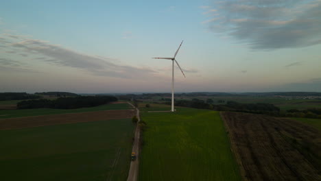 Turbina-Eólica-En-El-Campo-En-Lubawa,-Voivodato-De-Warmia-Y-Masuria,-Polonia---Disparo-De-Dron-Ascendente