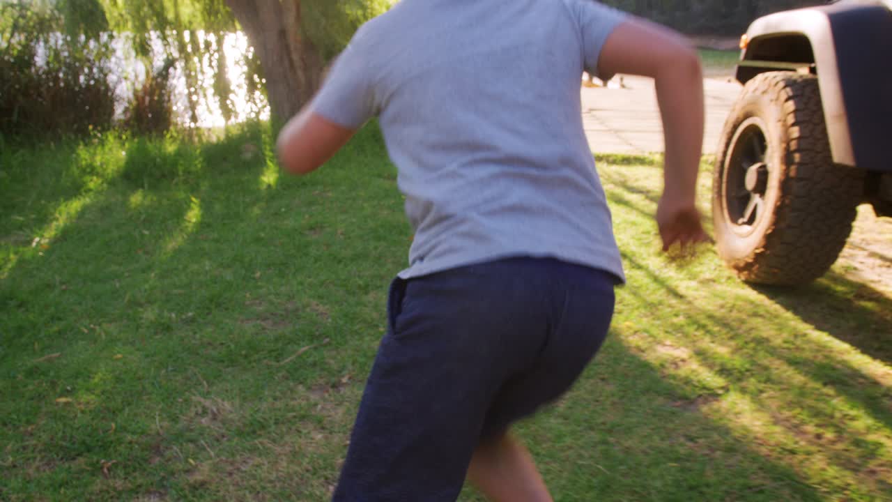 두 아이가 차 밖으로 뛰어내려 해가 지면 호수에 있는 부두로 달려갑니다.