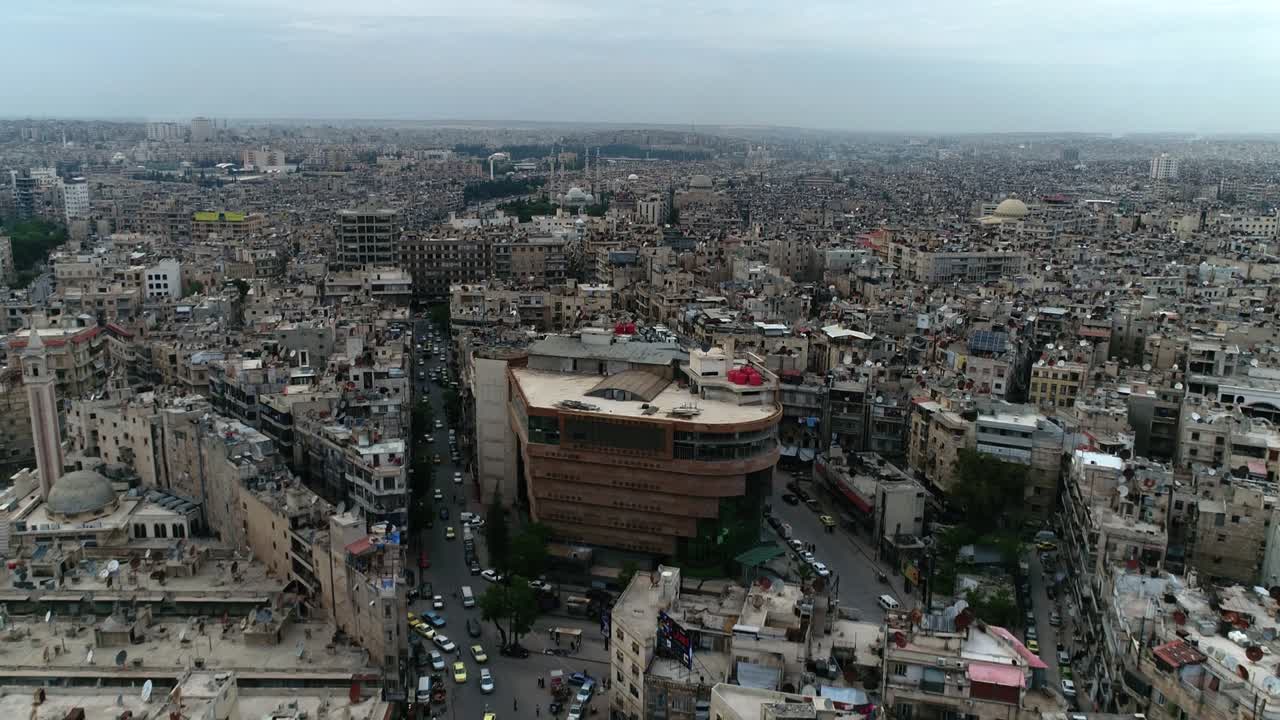 alepo 10 años después de la guerra civil. la vida está volviendo a la normalidad con personas y coches en las calles 4k