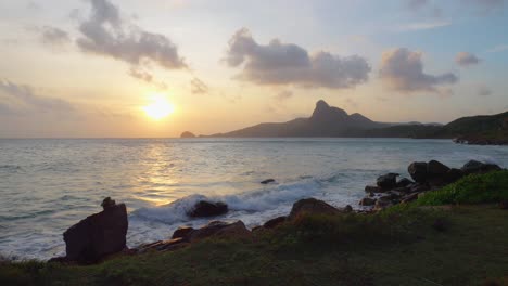 Costa-Rocosa-Durante-La-Hora-Dorada-Con-Olas-Rompiendo-En-La-Playa-De-La-Isla-Con-Dao,-Vietnam