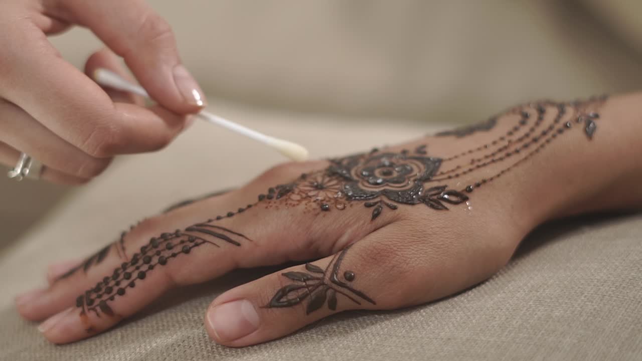 Applicazione di henné sulla mano