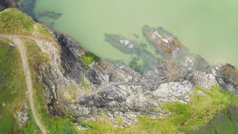 Birdseye-aerial-over-the-cliffside-beach-of-Crantock,-Cornwall