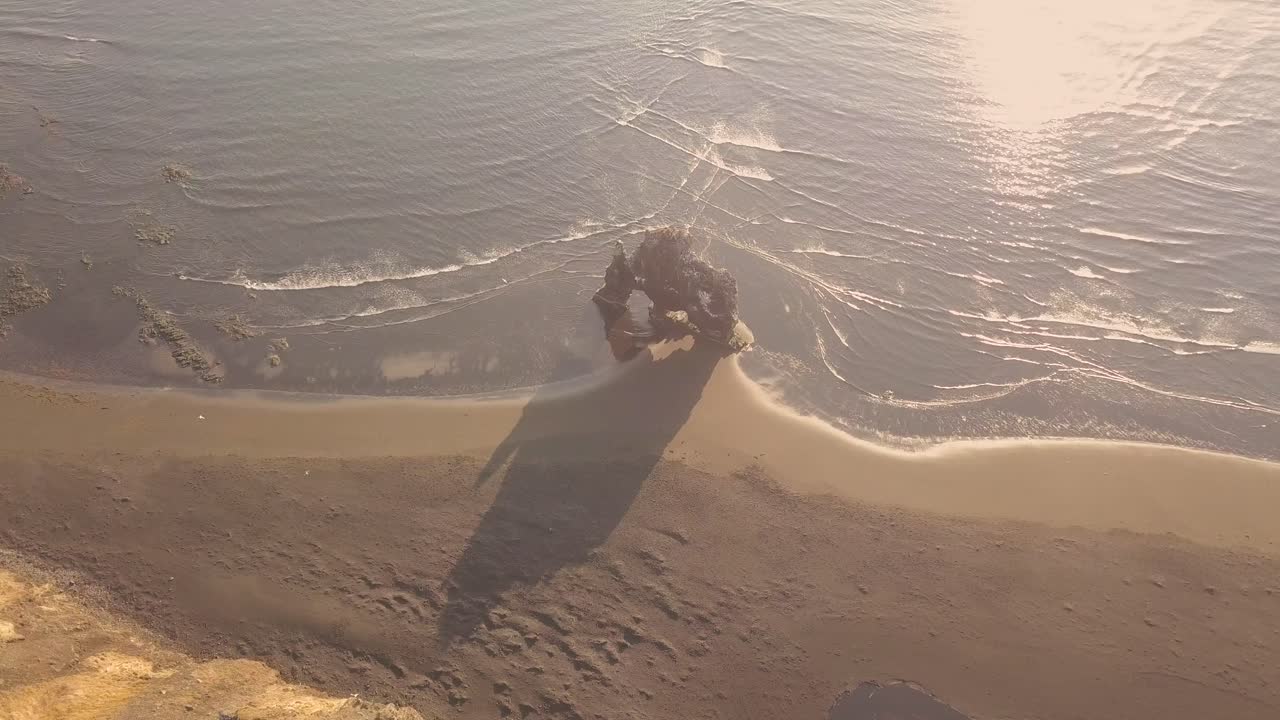 아이슬란드 hvitserkur 바위의 드론 샷