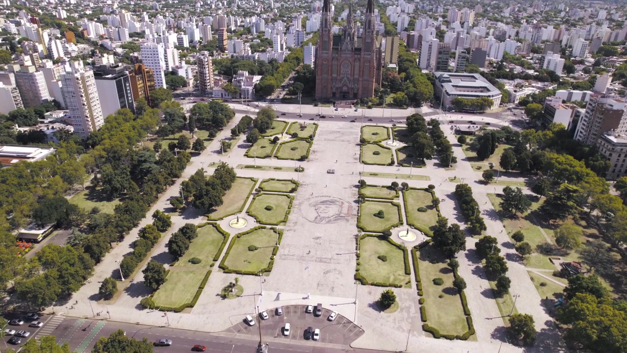 Vista aerea con drone 4K di Plaza Moreno a La Plata, Buenos Aires, Argentina. Storica piazza centrale circondata dalla Cattedrale, edifici governativi, spazi verdi e il cuore urbano della città.