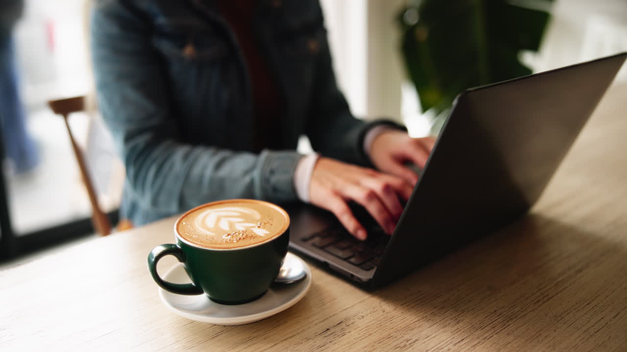 Mulher a trabalhar no portátil com café