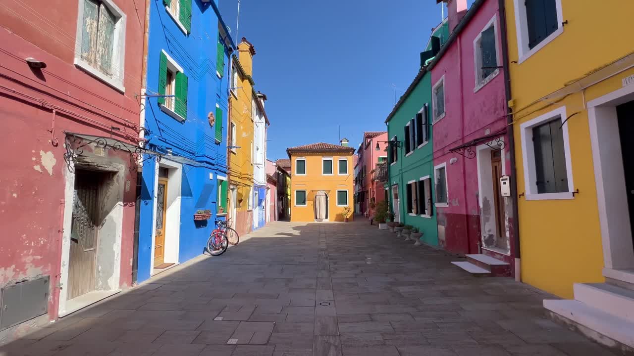 Ripresa Gimbal 4K che rivela l'incantevole fascino dell'isola di Burano, Venezia Italia: strade strette e colorate fiancheggiate da stili architettonici unici, che catturano l'ambiente e l'atmosfera vibranti