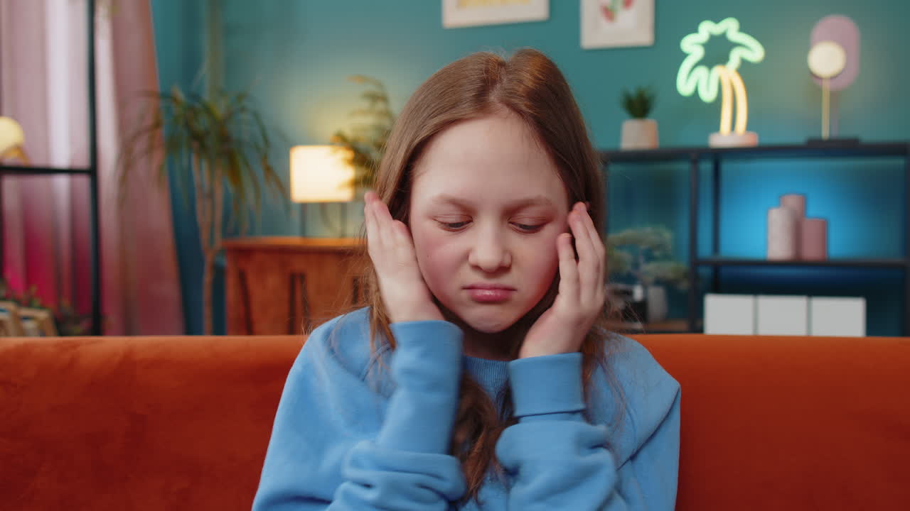 Bambina triste e depressa a casa, con aria pensierosa, riflette sulle preoccupazioni della vita o sul fallimento di un test o esame scolastico