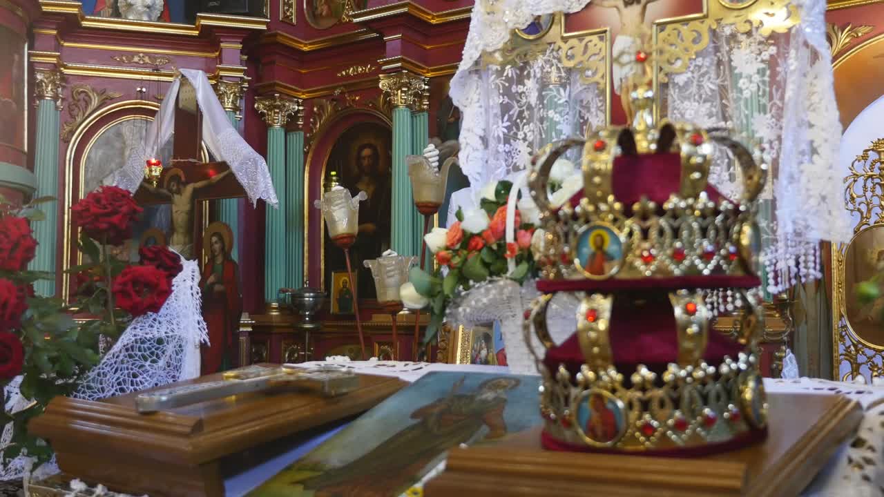 atributos de la iglesia para la ceremonia de bodas. coronas de oro están en el altar. atributos del sacerdote. interior de la iglesia