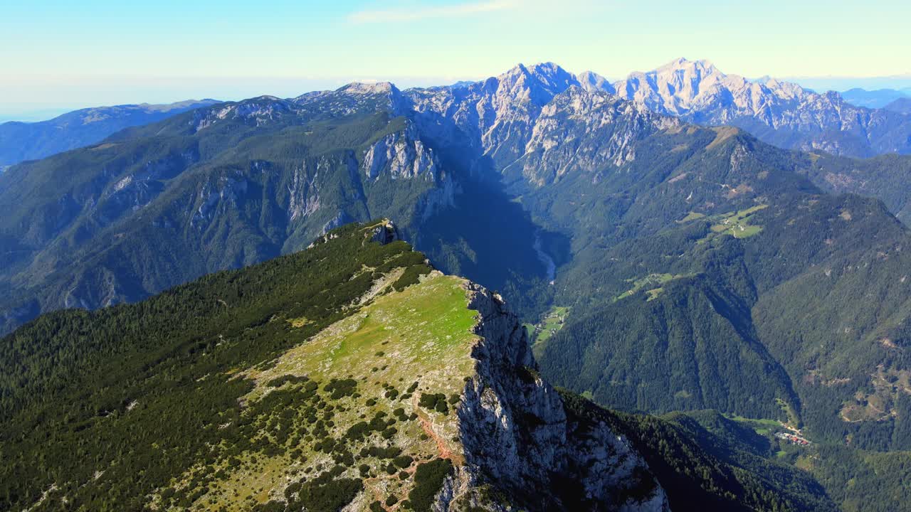 velika raduha es un impresionante pico montañoso en los alpes kamnik-savinja de eslovenia, que se eleva a una altitud de 2.031 metros