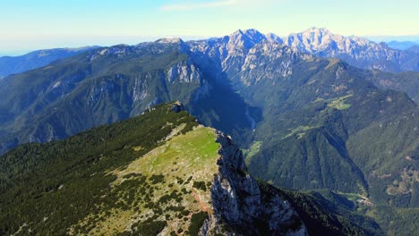 Velika-Raduha-Es-Un-Impresionante-Pico-Montañoso-En-Los-Alpes-Kamnik-savinja-De-Eslovenia,-Que-Se-Eleva-A-Una-Altitud-De-2.031-Metros