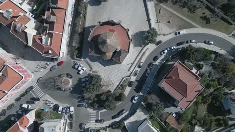 vista aérea desde arriba hasta la capilla con techo rojo en europa