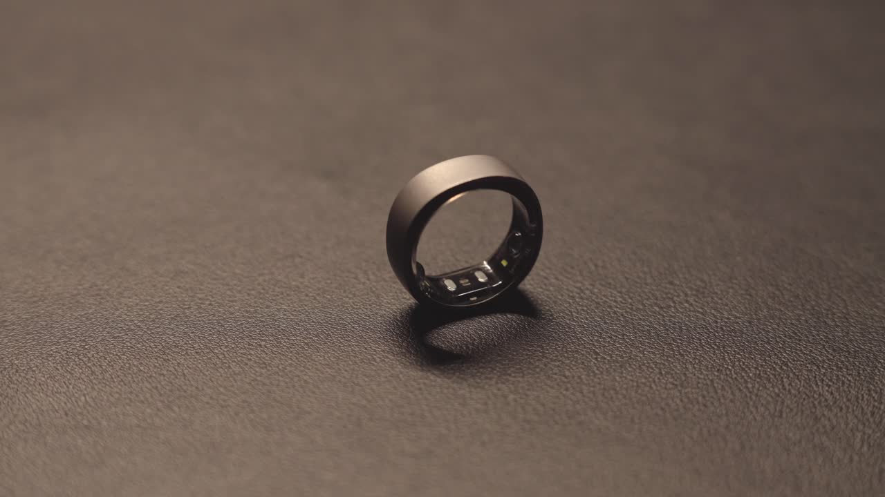 Smart ring with flashing LEDs that measure vital signs is a new technology supporting well-being and health