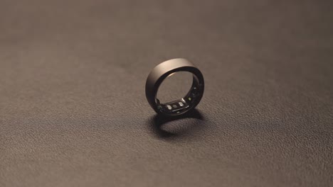 smart ring with flashing leds that measure vital signs is a new technology supporting well-being and health