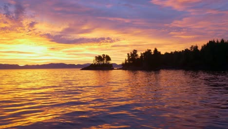 panorámica sobre el agua durante el amanecer del océano en una bahía remota y vacía