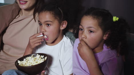 niños viendo películas en casa