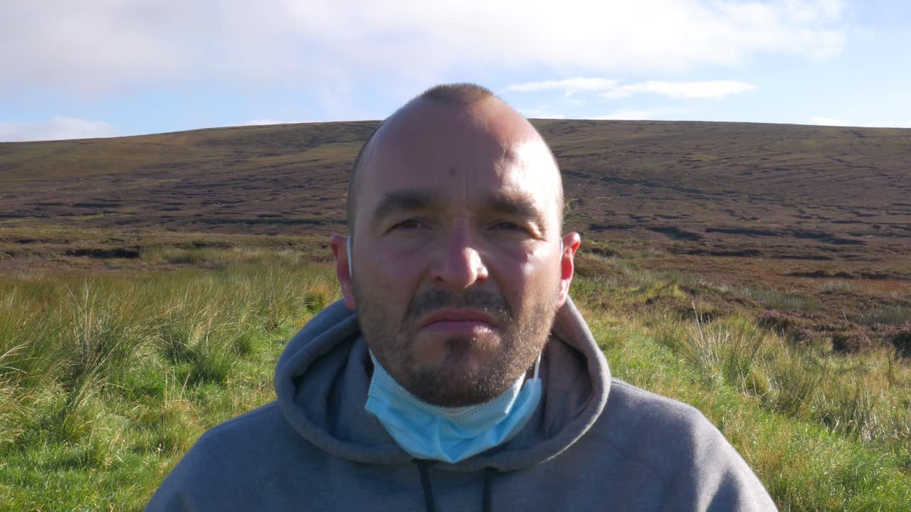 마스크 코로나 바이러스 착용에 대한 참을성없는 아일랜드 남자