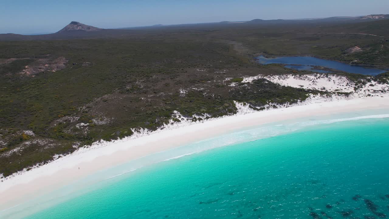 video de dron 4k panorámico alrededor del océano y la suave arena blanca para mostrar los exuberantes paisajes verdes y el lago azul en la playa de thistle cove en esperance, australia occidental