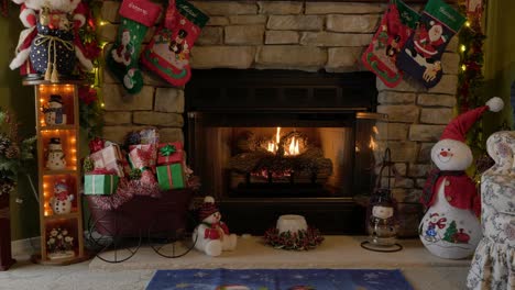 Escena-Navideña-Interior-Con-Chimenea