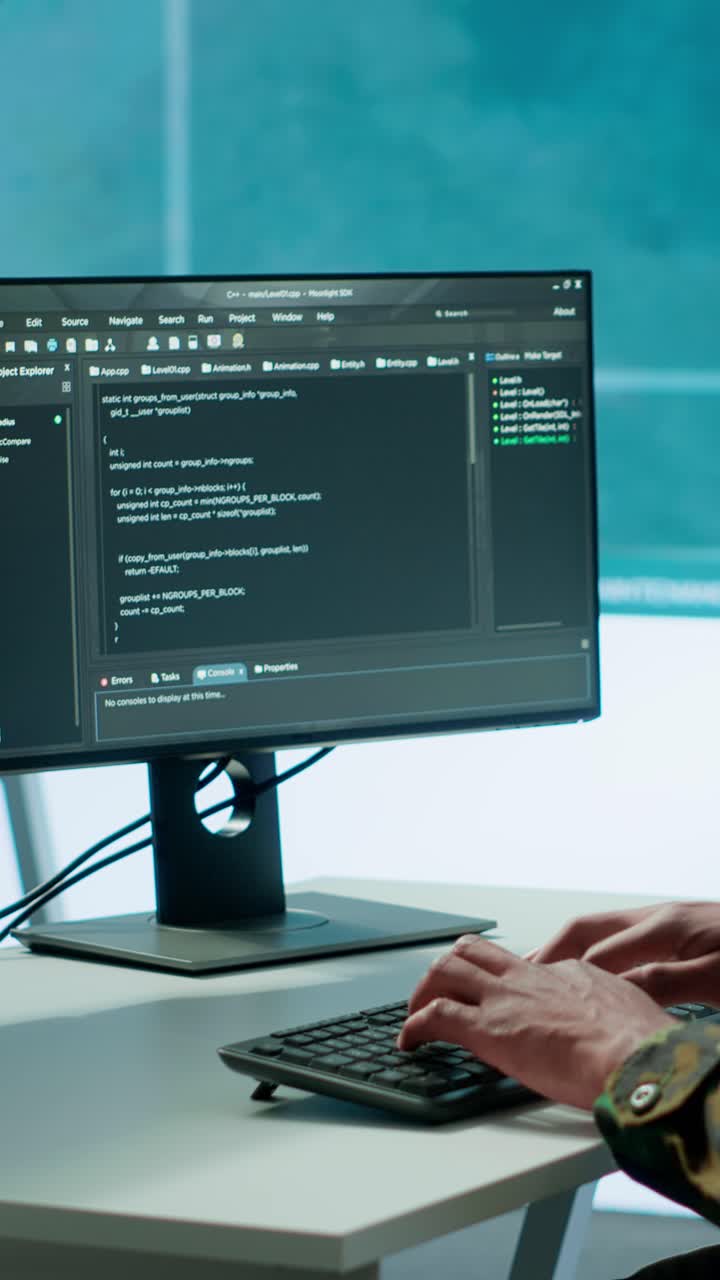 Vertikal video IT-ekspert overvåker et AI-basert intelligenssystem for å samle inn sanntidsdata