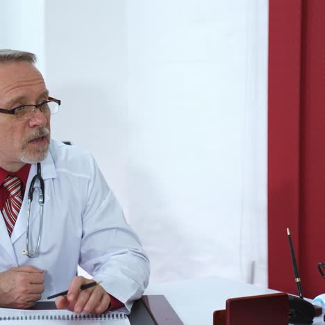 doctor explaining for patient at hospital