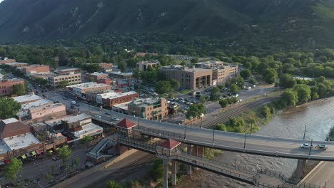 Vista-Aérea-Del-Río-Colorado-Que-Fluye-A-Través-De-La-Ciudad-De-Glenwood-Springs,-Colorado