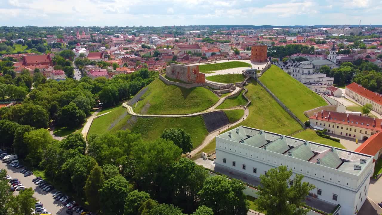 Movimento aereo panoramico sopra il bellissimo e medievale Castello di Gediminas, Vilnius, Lituania