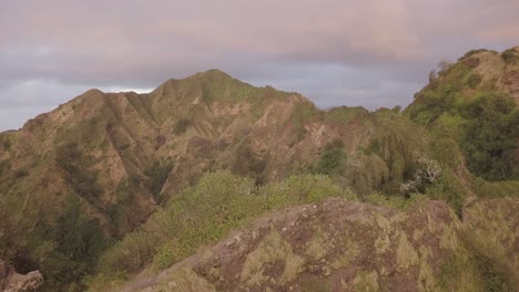 revelando una cadena montañosa en hawaii kai east honolulu durante la luz de la mañana, subida aérea