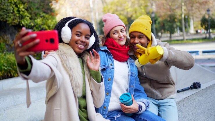 Amici che scattano un selfie all'aperto in autunno