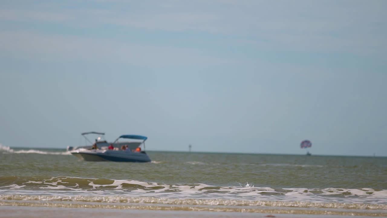 배를 배경으로 물고기를 잡기 위해 물 속으로 뛰어드는 바닷새, 느린 동작