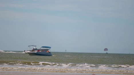 Aves-Marinas-Buceando-En-El-Agua-Para-Pescar-Con-Botes-En-El-Fondo,-Cámara-Lenta