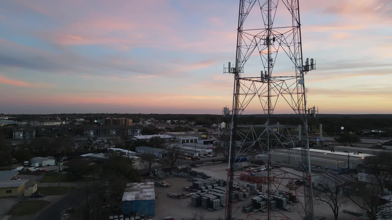 torre industrial y azúcar de algodón atardecer dron 4k