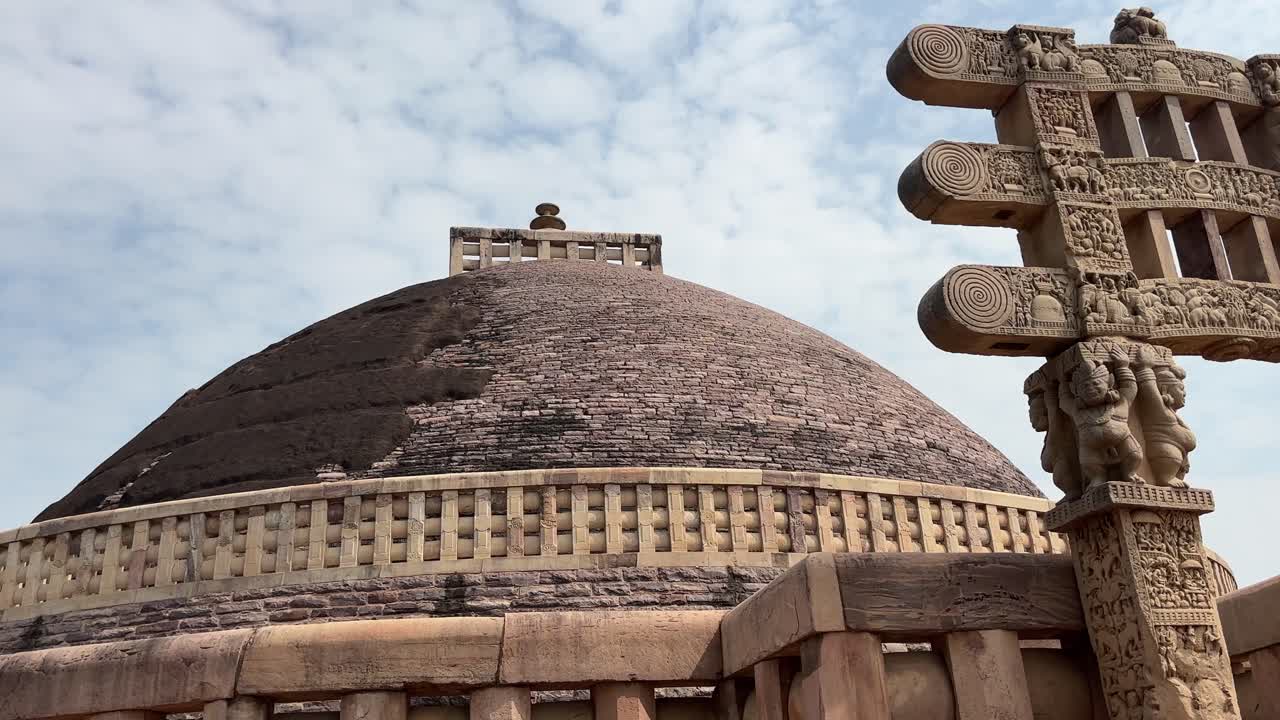 Primo piano ripreso a mano della cupola del Grande Stupa, Sanchi, India