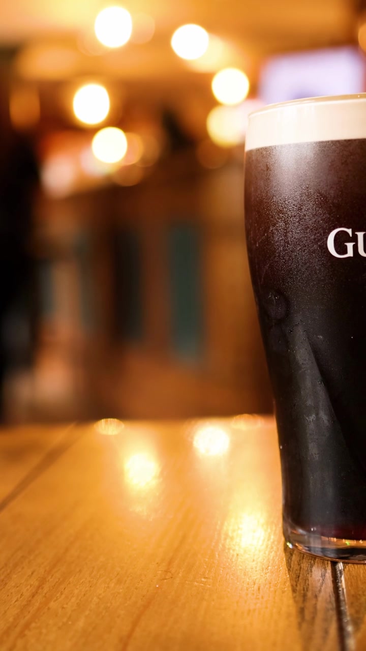 Due pinte di Guinness su un tavolo.