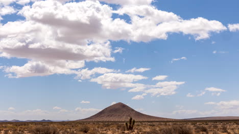 una montaña solitaria en forma de cono volcánico se presenta en este lapso de tiempo del desierto de mojave