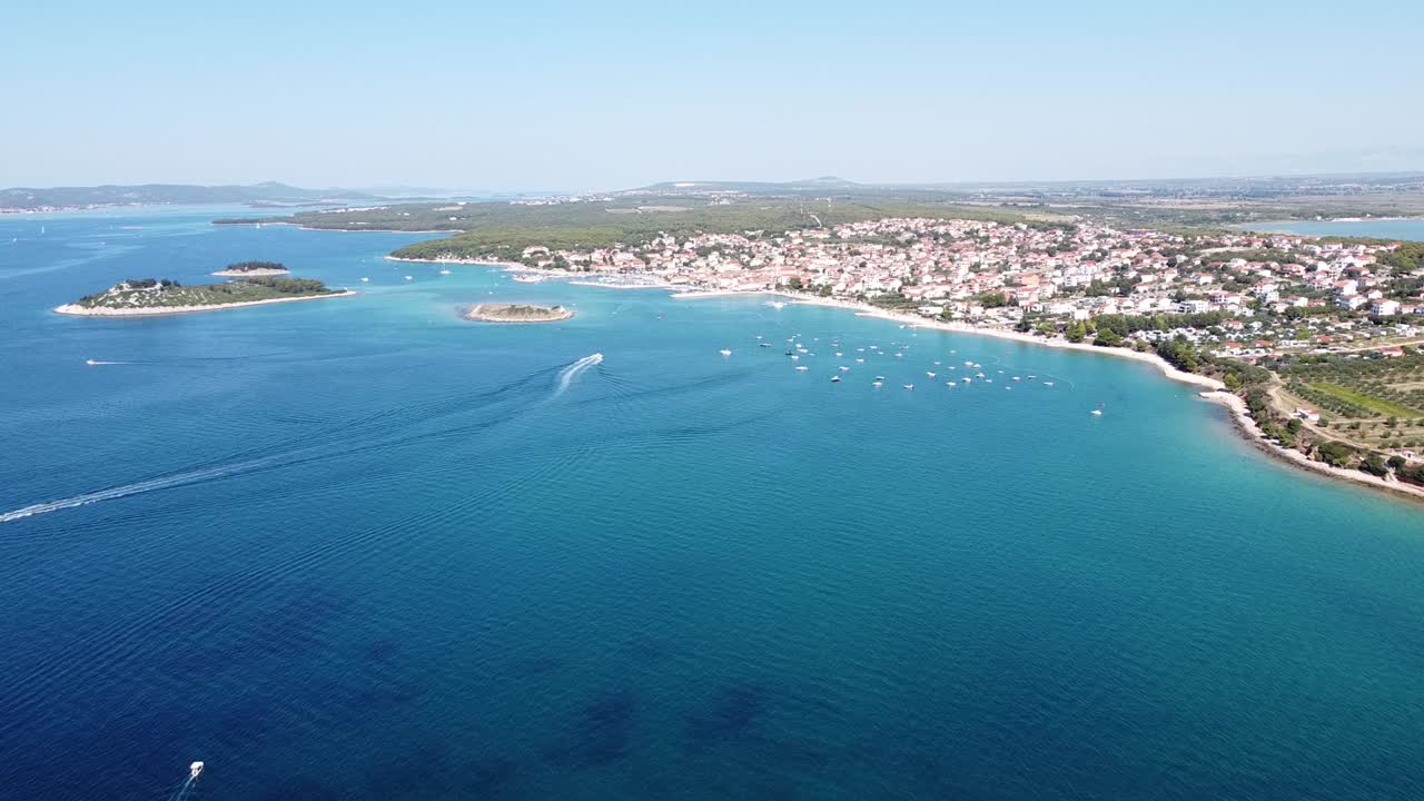 pakostane en zadar, dalmacia, croacia - vista aérea de drones de la costa con barcos, playas, islas y un pueblo pintoresco