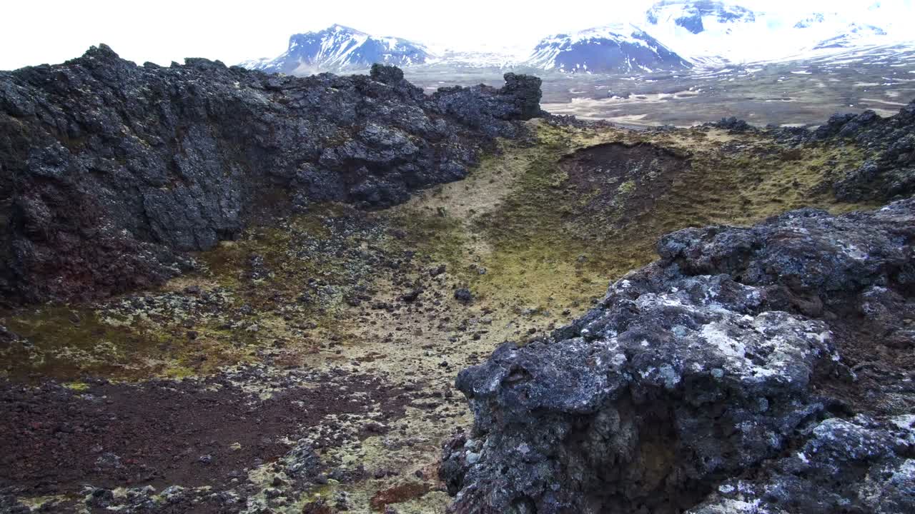 en la parte superior del cráter del volcán vista del paisaje de islandia