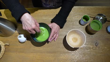 la preparación del té verde matcha