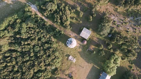 vuelo de drones aéreos derribados sobre el faro de lugar perdido en la costa del mar báltico - lado rural de estonia en europa - sobrevuelo de helicóptero natural que establece el tiro verano 2022 - vista de pájaro